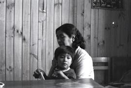 Artesana con su hijo