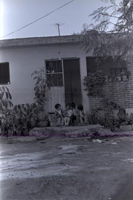 Niños sentados fuera de casa
