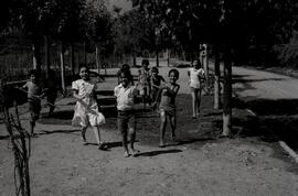 Niñas y niños jugando en la población Huamachuco