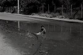 Niño Jugando en el agua en la población Huamachuco
