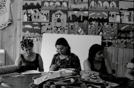Artesanas trabajando
