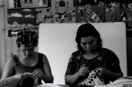 Artesanas trabajando 2