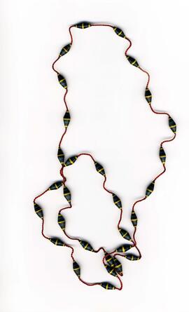 Collar de cuentas alargadas negras con rayas de colores