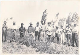 Nelson Castillo junto a campesinos, 1973