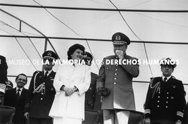 PINOCHET Y LUCÍA en el Altar de la Patria, septiembre 1983.
