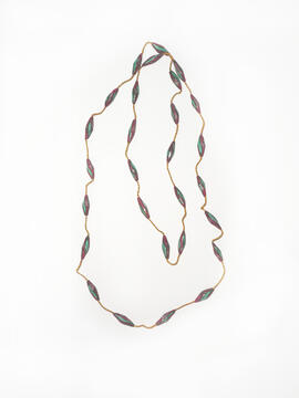 Collar de cuentas alargadas de color verde con rojo